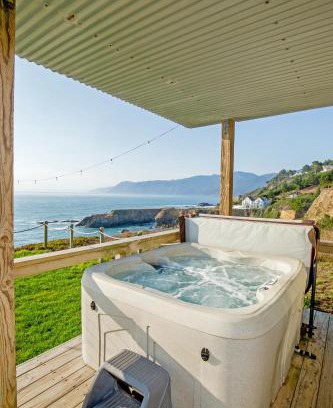 Shelter Cove Apartamento | Magnificent Oceanview by OceanviewHotTubs Oceanfront! Shelter Cove, CA Tesla EV station
