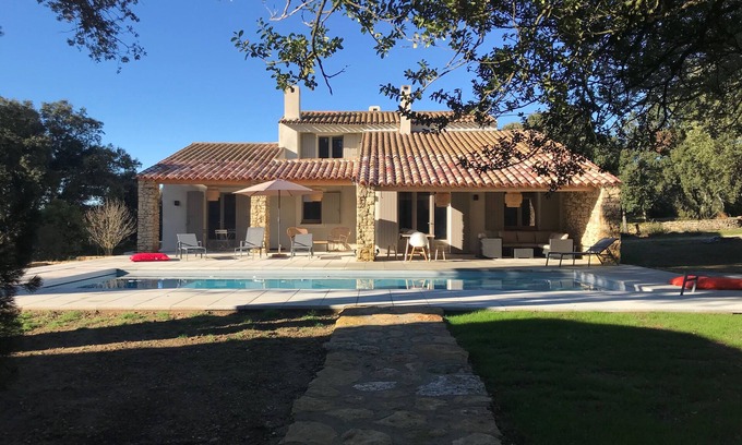 Bonnieux Casa | Magnífica propiedad que comprende casa con piscina y redil