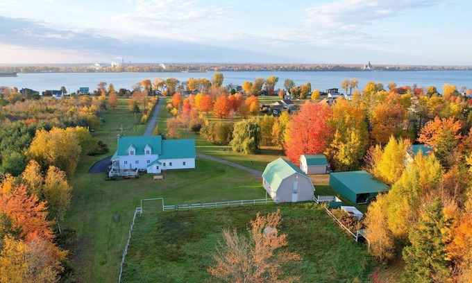 Becancour Casa | Magnificent Ranch-style estate with Spa, game room. 10min from Trois-Rivieres