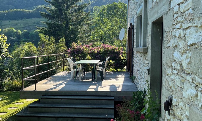 Rencurel Casa | Magnificent renovated stone house -1st floor 70m², 5 pers - terrace - garden