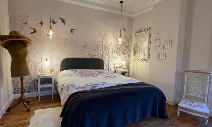 Yvre-l'Eveque Cama Y Desayuno | Magnificent room in a castle at the gateway to the circuit