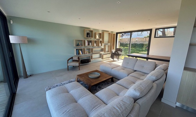 Arzon Casa | Magnificent Seaside House