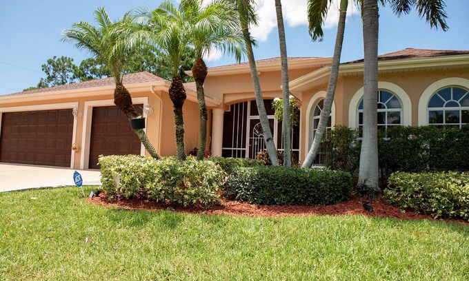 Port Saint Lucie Casa | Magnificent Spacious Charming vacation home in Port St Lucie Fl.