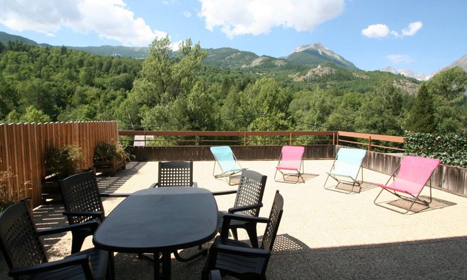 Vallouise Chalet De Esquí | MAGNÍFICA TERRAZA LLENA SUR CON VISTA EN LAS ALTURAS DE ESTE CHALET MITOYE
