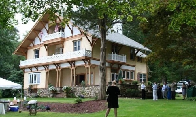 East Haddam Casa | AHORRE $ 500. La mansión victoriana magnífica directa frente al lago de la semana de junio