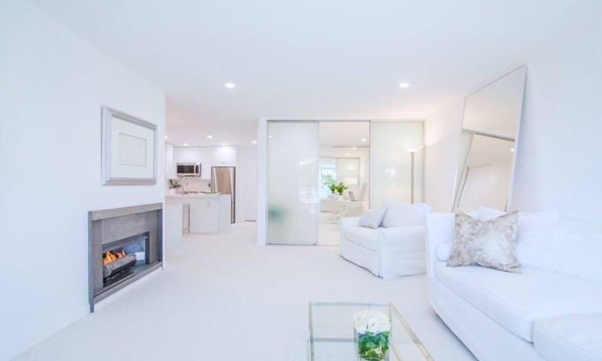 Sawtelle Condominio | Magnificent Villa Blanca in the heart of Brentwood