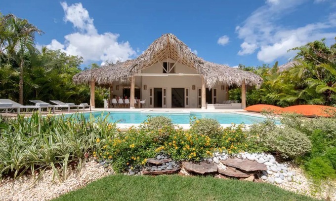 Las Terrenas Villa | Magnificent villa on Coson beach with separate bungalow