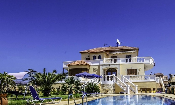 Kalathas Villa | Magnífica villa con piscina entre mar y montaña.