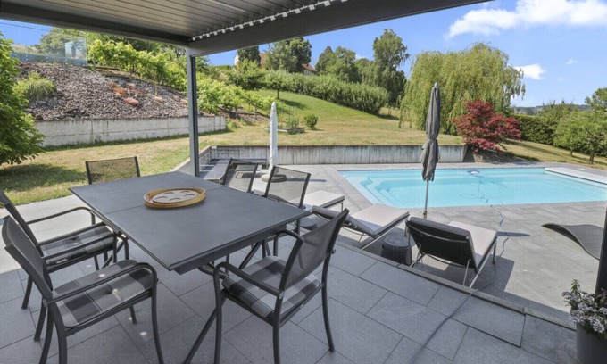 Cudrefin Casa | Magnificent villa with swimming pool and lake view