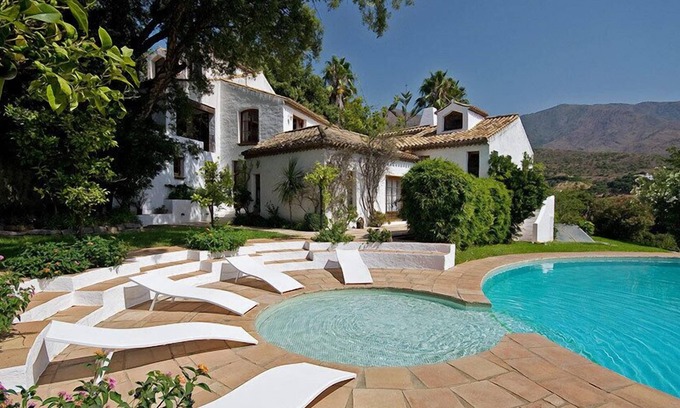 Casares Villa | Magnífica villa con jardines y piscina en Costa del Sol, cerca de golf y del mar