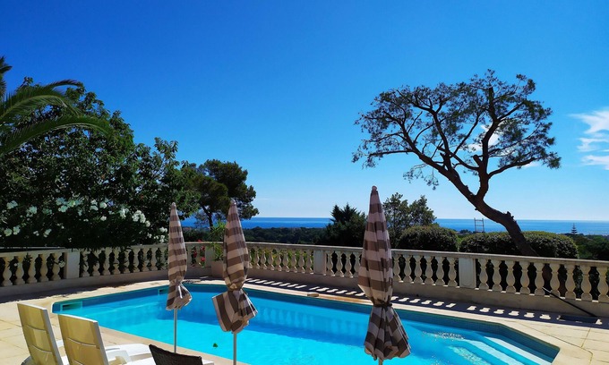Antibes Villa | Magnífica villa con vista panorámica al mar.