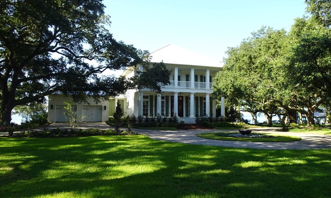 Ocean Springs Casa | Magnificent Waterfront Property! Cruisin' the Coast with room for your cars!