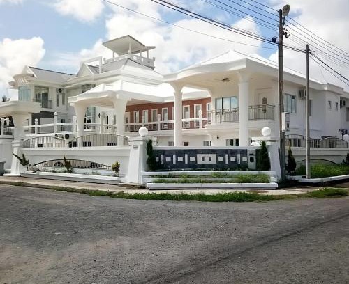 Semporna Casa | Magnificent White House Semporna by The Minimalist