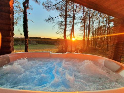 Les Farges Casa | Magnifique chalets en rondins avec SPA et Tipis en plaine Nature Environnement ressourçant au calme vue imprenable Lascaux SPA non disponible juillet et aout