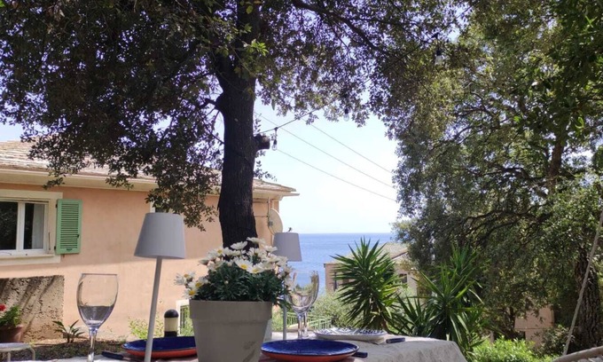 Erbalunga Apartamento | Magnifique vu mer Deux Chambres Jardin Ombragé Balcon à 5 min à Pieds de la mer