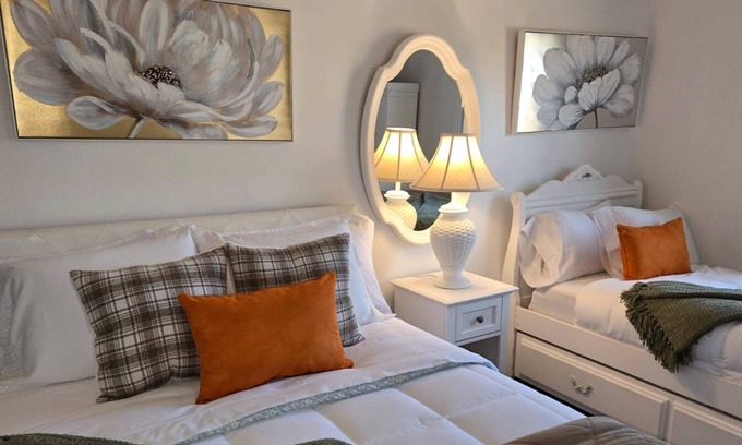 Summerfield Casa | MAGNOLIA Charming 2-bedroom farmhouse in lovely Summerfield, NC with AC, WiFi.