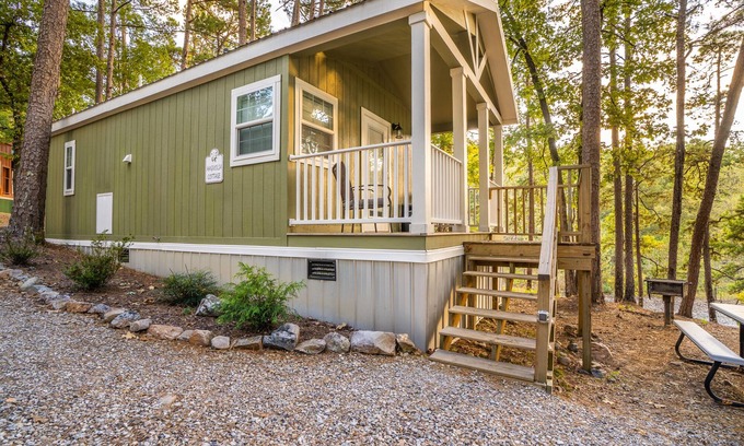 Royal Cabaña | Magnolia Cottage at Safe Harbor Brady Mountain on Lake Ouachita!