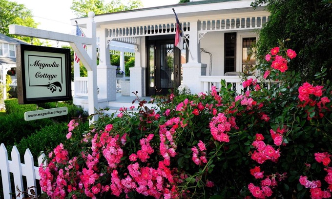 Historic Downtown Manteo Cabaña | Magnolia Cottage exquisita cabaña privada en el corazón del casco antiguo de Manteo!