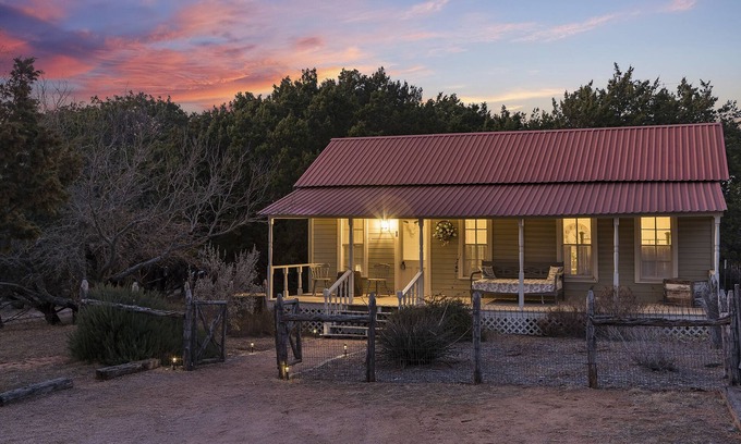 Fredericksburg Cabina | Magnolia Farmhouse at Lost Creek/Hot Tub🍷/Close to Downtown!