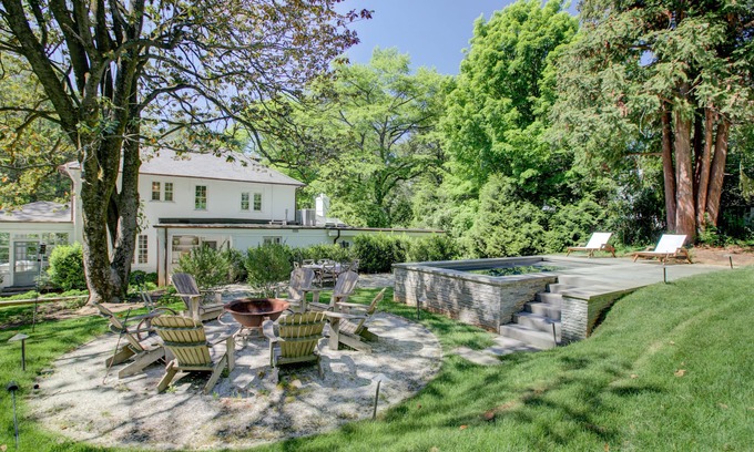 Barracks Rugby Casa | Magnolia Hill | 4 Bed, 3.5 Bath