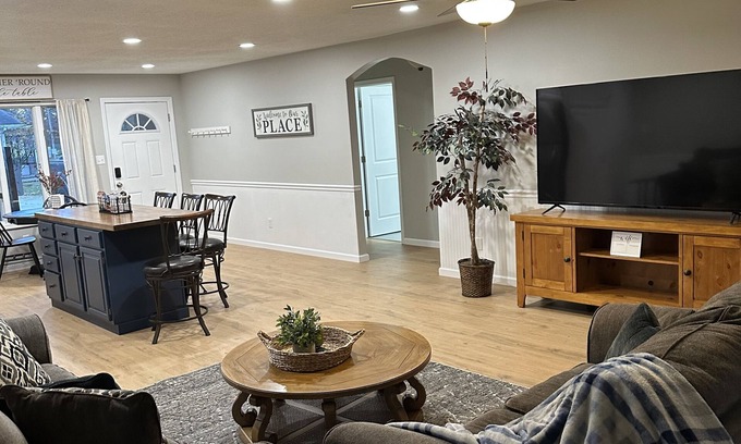 Carterville Condominio | *Magnolia inn* updated condo, centrally located. Pet friendly! Boat/ RV parking