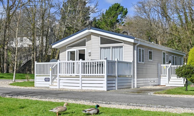 Saltash Cabina | MAGNOLIA LODGE, family friendly, with hot tub in Saltash