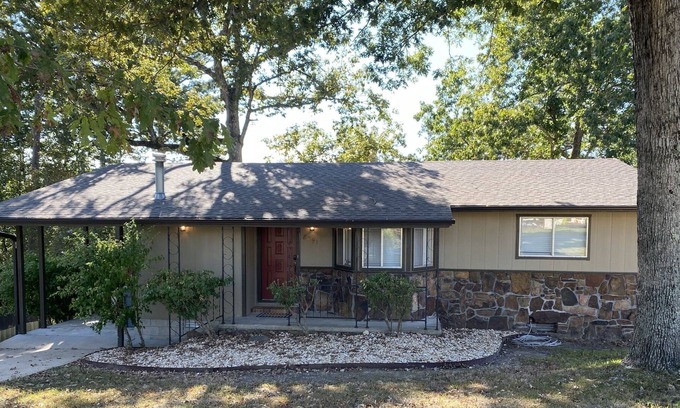 Beaver Shores Casa | Magnolia manor entire house - 3 bdrm-Beaver Lake, AR