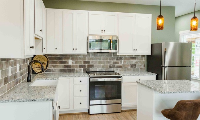 Lincoln Casa | Magnolia Manor: Two-Story, 6-Person Retreat, Balconies & Views!