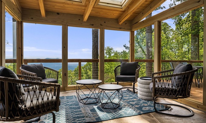 Asheville Cabina | Magnolia Mountain - Prestigiosa ubicación en Town Mountain junto a Blue Ridge Pkwy. ¡Vistas increíbles!