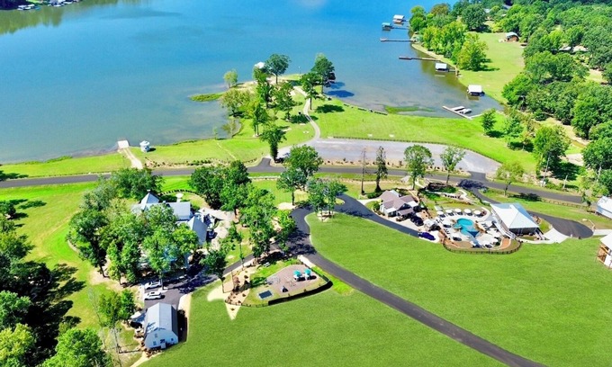 Cedar Bluff Complejo | Lakefront Resort, Sleeps 90+! Pool, Lake, Hot tubs, kayaks, & more!