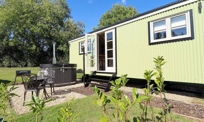 Ashby cum Fenby Cabaña | MAGNOLIA, pet friendly, with hot tub in Waltham