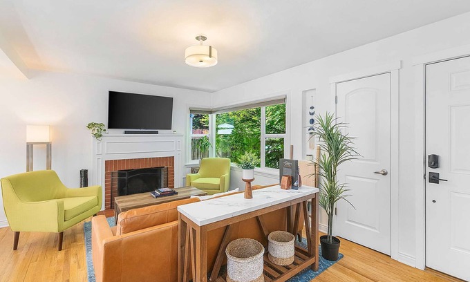 Lawton Park Casa | Magnolia's Scarlet Door near Discovery Park