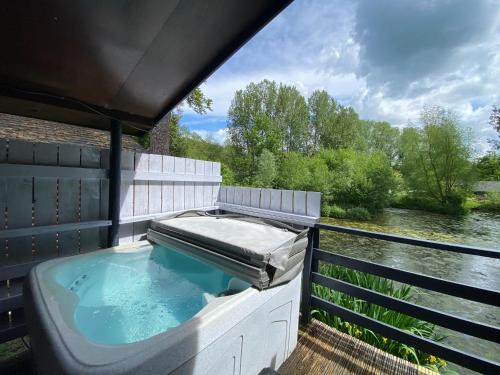 Warminster Chalet De Esquí | Magpie 1 Hot Tub HuntersMoon-Warminster-Bath-Wiltshire