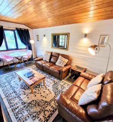 Warminster Casa | Magpie 5 Hot Tub HuntersMoon-Warminster-Bath-Wiltshire