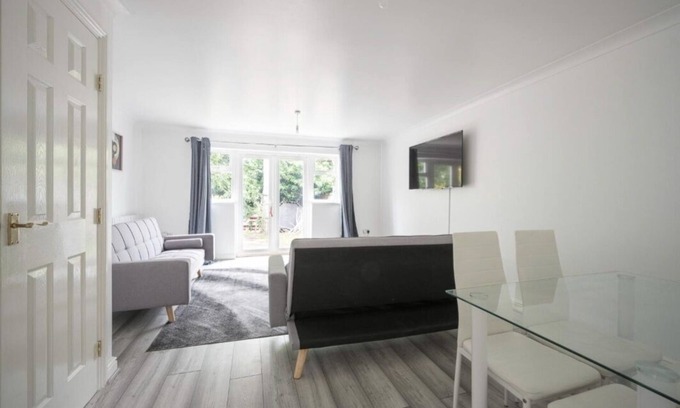 Maidstone Casa | Maidstone villa 3 bedroom free parking free WiFi