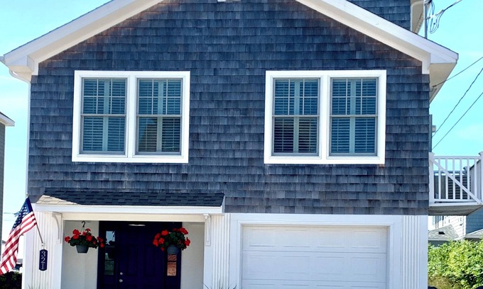Mystic - New London Casa | MAIN BEACH ACCESS in GLP!! Charming 3-Bedroom House with AC!!