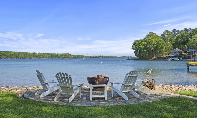 Sherrills Ford Casa | Main Channel Lake Home w/Hot Tub