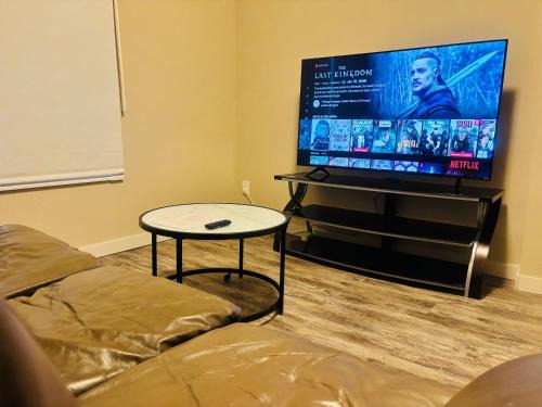 Mission District Apartamento | Main Floor 1 Bedroom Suite with Parking