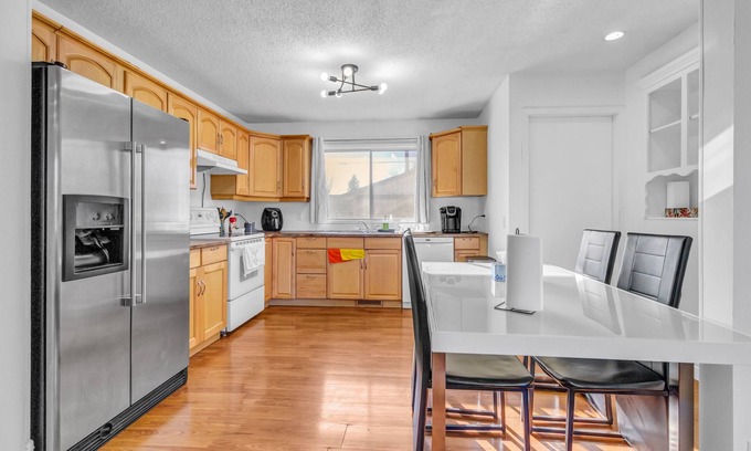 Calgary Casa | Main floor 3 bedroom bungalow! Close to Airport!