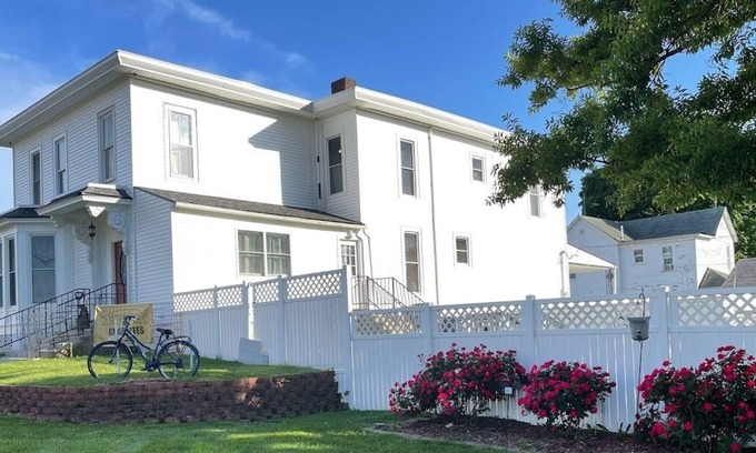 Windsor Cama Y Desayuno | Main floor of large, beautiful, historic home, no extra cleaning fees