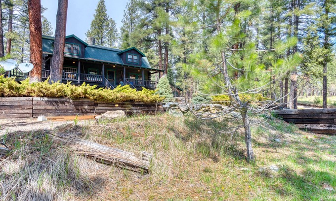 Grantsdale Cabina | Main & Guest Cabin on 3 Acres in Woods with Pond