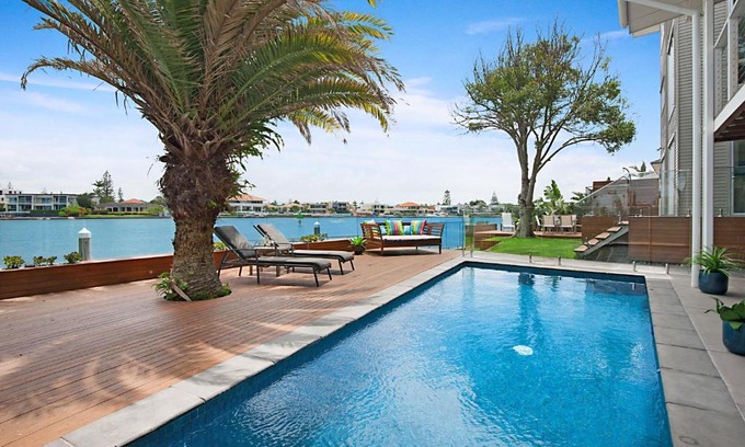 Surfers Paradise Casa | Main River Magic