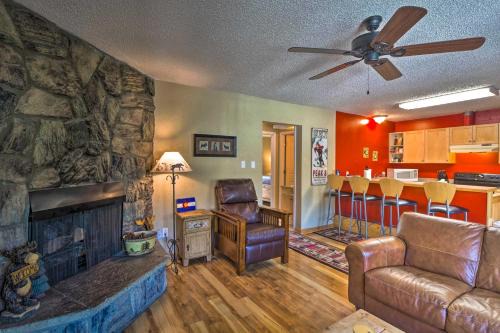Historic District Apartamento | Main St Condo in Tannhauser with Balcony!