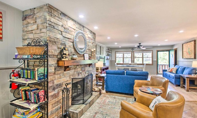 Red River Apartamento | Main St Red River Ski Condo with Mountain View!