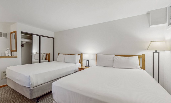 West End Cabina | Main St. room - pool & hot tub - walk to lifts, dog-friendly, ground-floor