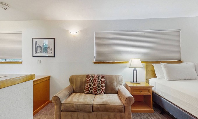 West End Cabina | Main St room - pool & hot tub - walk to lifts, dog-friendly, 3rd floor balcony