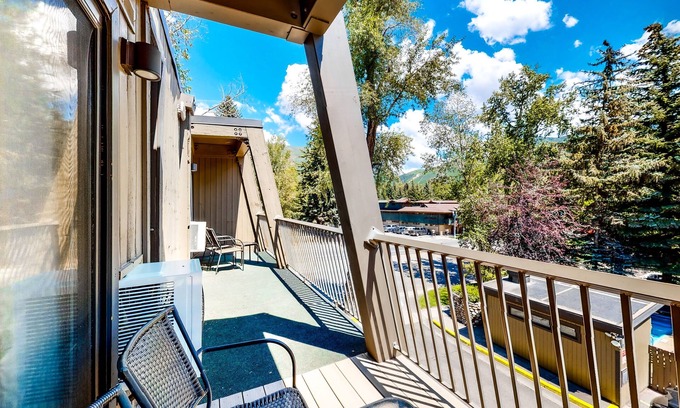 West End Cabina | Main St. studio - pool & hot tub - walk to lifts, dog-friendly, balcony
