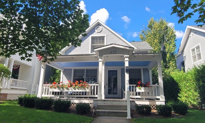 Harbor Springs Casa | Main Street Charming Home - Just renovated!
