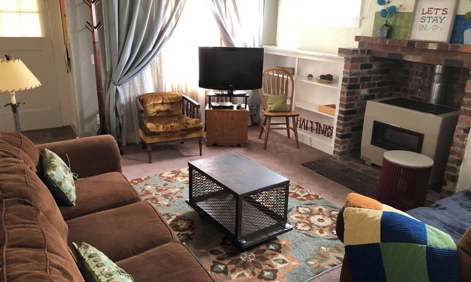 Lebanon Casa | Main Street Cottage with park across the street. Walk to downtown area.