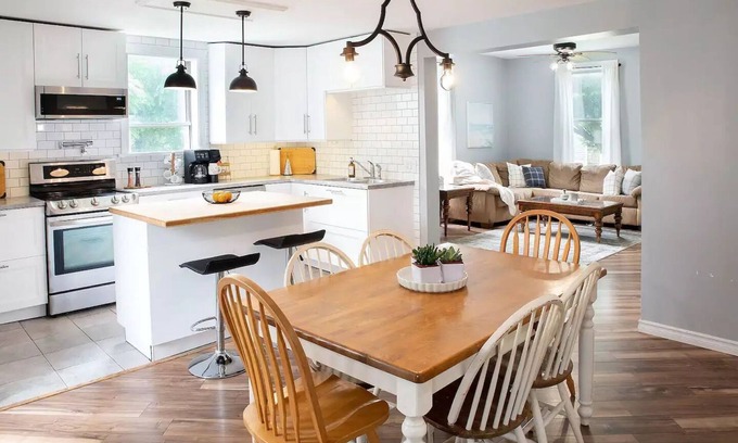 Port Dover Casa | Main Street Family Retreat, Walking Distance to Beach & Downtown. Pet Friendly!